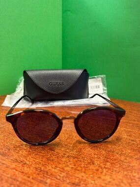 GUESS Tortoiseshell Round Sunglasses - Dark Blue Lenses